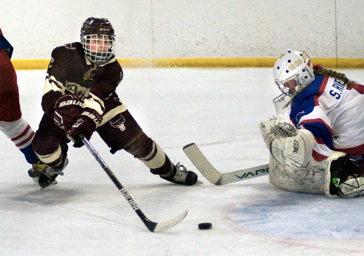 South St. Paul scored four times in the third period to defeat top-seeded Simley 4-1.<br>